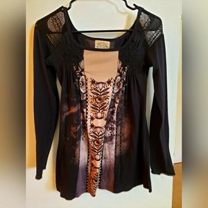 Skinny Minnie top long sleeve, black with gorgeous floral graphic, Size Small